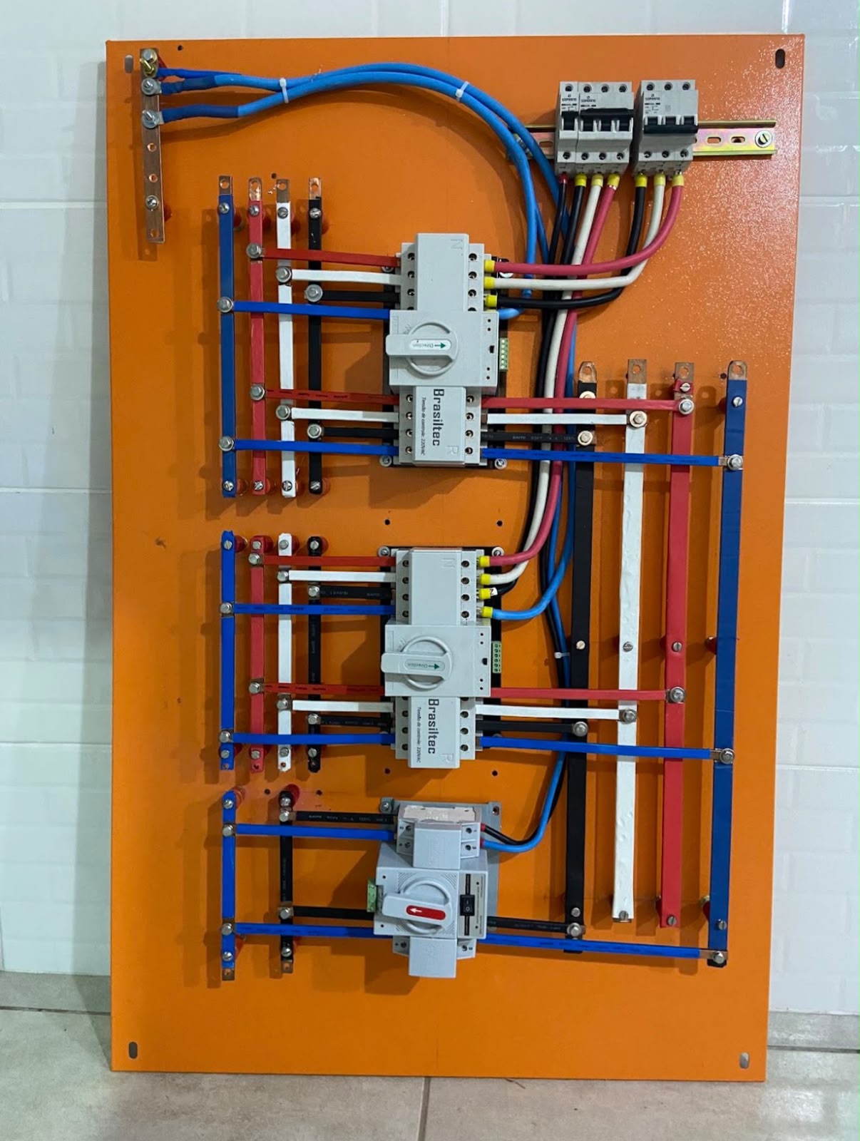 Quadro elétrico montado com chaves de transferência e barramentos